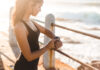 Kvinde med aktivitetsmåler - Fitness ur - Fitness armbånd