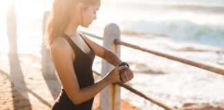 Kvinde med aktivitetsmåler - Fitness ur - Fitness armbånd