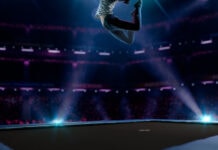 Firkantet trampolin til nedgravning med pige der hopper