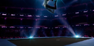 Firkantet trampolin til nedgravning med pige der hopper