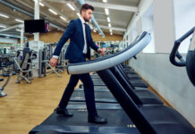 Gåbånd med forretningsmand